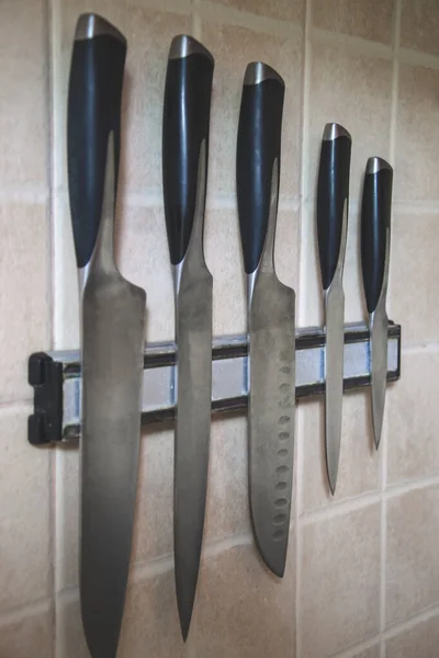 Bıçaklar Duvardaki Manyetik Tutucuda Asılı Hazırlık Için Metal Ekipman Uzayı — Stok fotoğraf