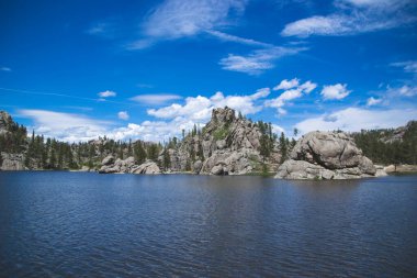 Sylvan Gölü, Custer Eyalet Parkı 'nda. Amerika Birleşik Devletleri Black Hills' de. Mavi göl ve mavi gökyüzü, kayalar ve yeşil ağaçlar. Güney Dakota Ulusal Ormanı 'nda doğa manzaralı bir seyahat..