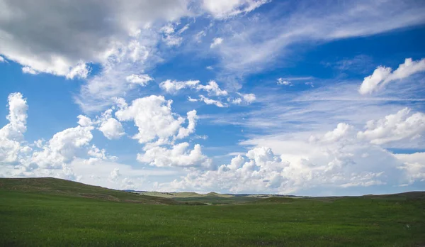 Tepeler manzaralı yeşil alan ve Amerika Birleşik Devletleri 'nde bulutlu mavi gökyüzü. Güney Dakota 'daki Custer Eyalet Parkı' nda yaz manzaralı seyahat blogu için doğa arka planı