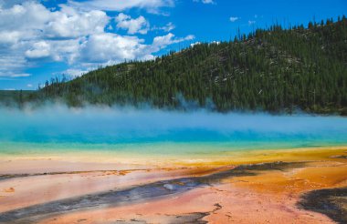 Yellowstone Ulusal Parkı 'nda büyük prizmatik bahar, Amerika Birleşik Devletleri. Tatilden kalma hafıza kartı, seyahat geçmişi, Wyoming doğa manzarası, renkli gayzer. Dünyaca ünlü simgeler. 