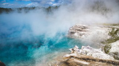 Yellowstone Ulusal Parkı, ABD, Wyoming 'de turkuaz kaplıca. Su ve buharın mavi tonlarıyla jeotermal dönüm noktası. Tatildeki hafıza kartı için seyahat arkaplanı. 