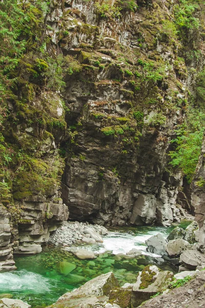Природний Ландшафт Скель Зеленою Травою Невеликою Річкою Підлога Між Горами — стокове фото