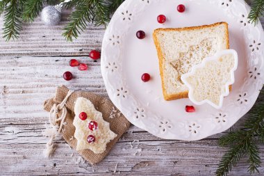 Eğlenceli yemek için çocuklar ve yetişkinler şenlikli öğle yemeği şekil ağaçlarında beyaz ekmek üzerinde yılbaşı yeni yıl şerefine. Yukarıdan görüntülemek.