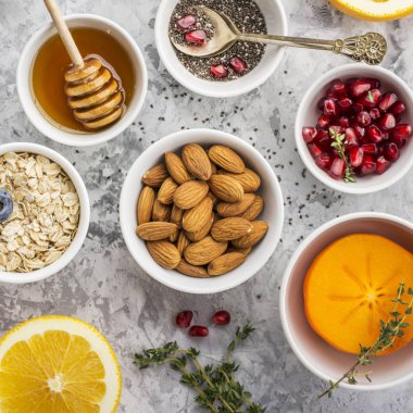 Sağlıklı bir kahvaltı, fındık, yulaf ezmesi, tatlım, meyveler, meyve, yaban mersini, portakal, nar taneleri, badem, ceviz için malzemeler sezonu üst doğal organik gıda kavramı