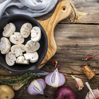 Ahşap arka planda taze mantarlı malzemeler