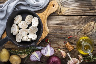 Ahşap arka planda taze mantarlı malzemeler