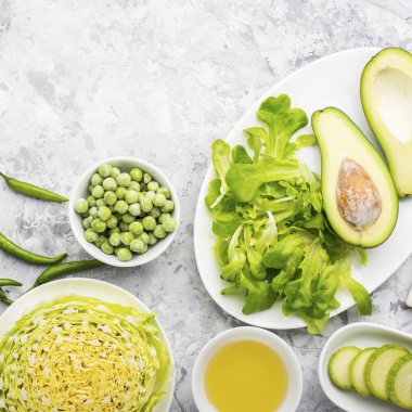 Taze yeşil sebze ve otlar. Mevsimlik yemekler için malzemeler. Organik doğal gıda kavramı. Üstten Görünüm