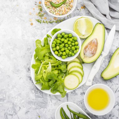 Taze yeşil sebze ve otlar. Mevsimlik yemekler için malzemeler. Organik doğal gıda kavramı. Üstten Görünüm