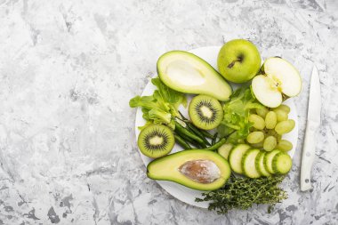 Gri mermer zemin üzerine çiftlik yeşil sebze. Üstten Görünüm. Metin için yer. Yeşillik