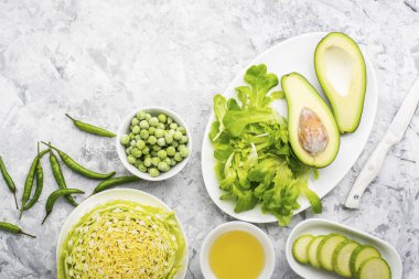 Taze yeşil sebze ve otlar. Mevsimlik yemekler için malzemeler. Organik doğal gıda kavramı. Üstten Görünüm