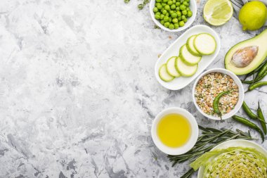 Taze yeşil sebze ve otlar. Mevsimlik yemekler için malzemeler. Organik doğal gıda kavramı. Üstten Görünüm