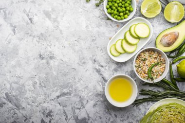 Taze yeşil sebze ve otlar. Mevsimlik yemekler için malzemeler. Organik doğal gıda kavramı. Üstten Görünüm
