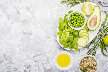 Taze yeşil sebze ve otlar. Mevsimlik yemekler için malzemeler. Organik doğal gıda kavramı. Üstten Görünüm