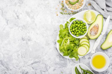 Taze yeşil sebze ve otlar. Mevsimlik yemekler için malzemeler. Organik doğal gıda kavramı. Üstten Görünüm