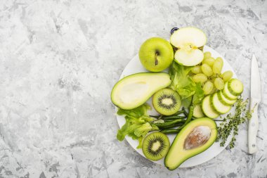 Gri mermer zemin üzerine çiftlik yeşil sebze. Üstten Görünüm. Metin için yer. Yeşil renk