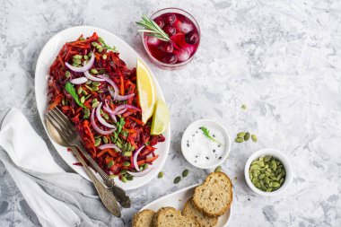 Pancar, havuç, tatlı soğan, kabak çekirdeği ve oval yeşil yararlı sebze salatası yemek hafif bir arka plan. Üstten Görünüm. Kavram sağlıklı mevsimlik gıda