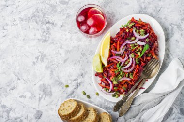 Pancar, havuç, tatlı soğan, kabak çekirdeği ve oval yeşil yararlı sebze salatası yemek hafif bir arka plan. Üstten Görünüm. Kavram sağlıklı mevsimlik gıda