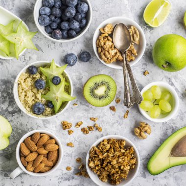 Sağlıklı bir kahvaltı, fındık, yulaf ezmesi, meyveler, meyve, yaban mersini, badem, ceviz için malzemeler sezonu üst doğal organik gıda kavramı görüntüleyin. Yeşillik