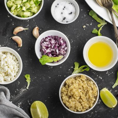 Quinoa ve karanlık bir arka plan üzerinde sebze malzemeler salata için-. Lezzetli vejetaryen yemek. Renk yeşil