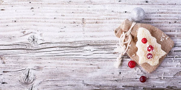 Jedzenie zabawa dla dzieci i dorosłych na toast uroczysty obiad na Boże Narodzenie nowy rok białego chleba w kształcie drzewa. Od góry. — Zdjęcie stockowe