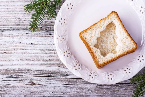 Jedzenie zabawa dla dzieci i dorosłych na toast uroczysty obiad na Boże Narodzenie nowy rok białego chleba w kształcie drzewa. Od góry. — Zdjęcie stockowe