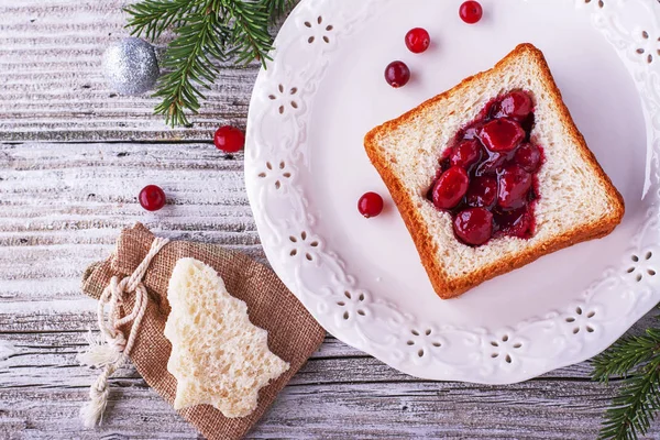 为孩子和成人土司在白面包在形状树木的圣诞新年节日午餐的有趣食物。从上面查看. — 图库照片