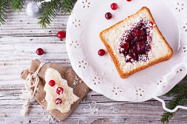 Hauskaa ruokaa lapsille ja aikuisille paahtoleipää juhla lounas joulun uudenvuoden valkoista leipää muodossa puita. Näkymä ylhäältä . — kuvapankkivalokuva