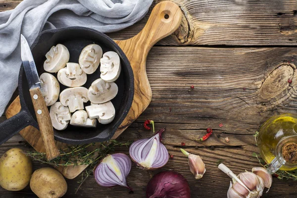 Ingrediënten met verse champignons op houten ondergrond — Stockfoto