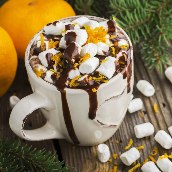 Csésze forró kakaót a csokoládé orange és a lelkesedés, sötét fából készült háttér. szelektív összpontosít — Stock Fotó