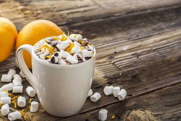 Tasse de cacao chaud avec orange chocolat et zeste sur fond de bois foncé. focus sélectif — Photo