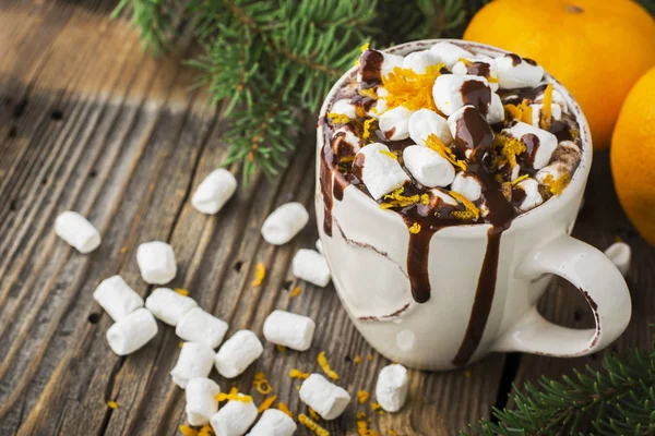 Çikolata portakal ve koyu ahşap arka plan olarak zest ile sıcak kakao fincan. seçici odak — Stok fotoğraf