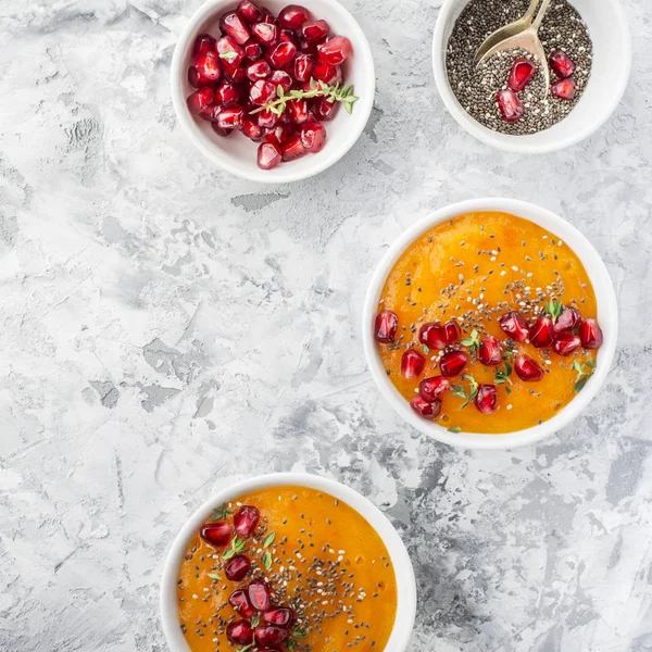 Desintoxicação e café da manhã saudável com frutas sazonais, leite, sementes de chia, ervas de romã em um fundo de mármore cinza. Vista superior. O conceito de alimento natural orgânico . — Fotografia de Stock