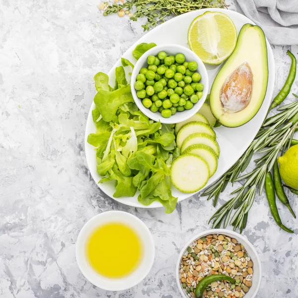 Verse groene groenten en kruiden. Ingrediënten voor de seizoensgebonden gerechten. Het concept van biologische natuurvoeding. Bovenaanzicht — Stockfoto