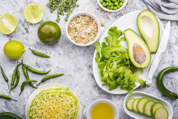 Légumes verts frais et herbes. Ingrédients pour les plats de saison. Le concept d'alimentation naturelle biologique. Vue du dessus — Photo