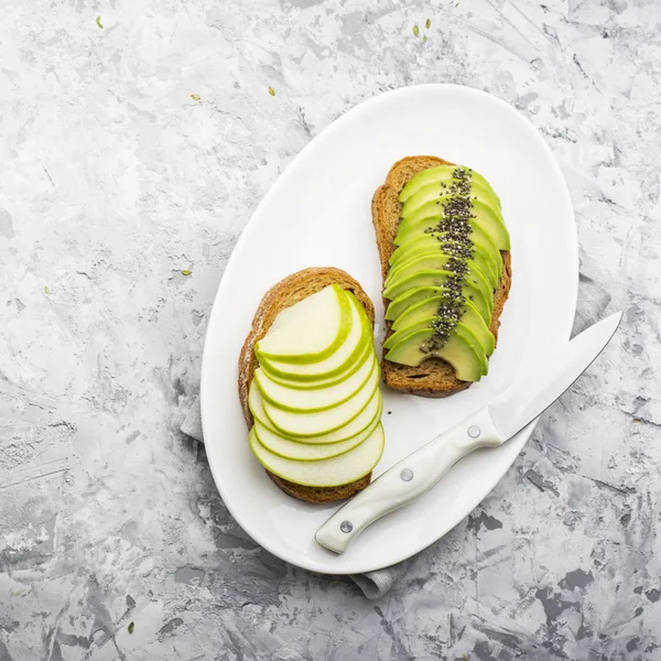 건강 한 녹색 사과와 대리석 배경에 육즙 아보카도 토스트. 색 해입니다. 녹지입니다. 상위 뷰 — 스톡 사진