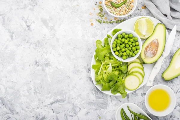 Taze yeşil sebze ve otlar. Mevsimlik yemekler için malzemeler. Organik doğal gıda kavramı. Üstten Görünüm