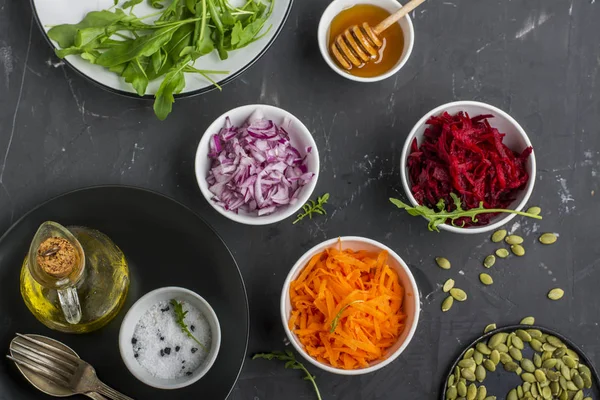 Ingrediente vegetariene sănătoase Morcovi, sfeclă, ceapă roșie, arugula pentru salate proaspete — Fotografie, imagine de stoc