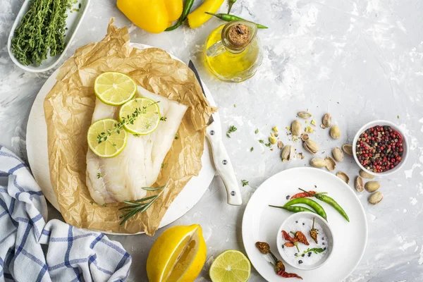 Filetes de bacalhau com legumes antes de cozinhar em pergaminho — Fotografia de Stock