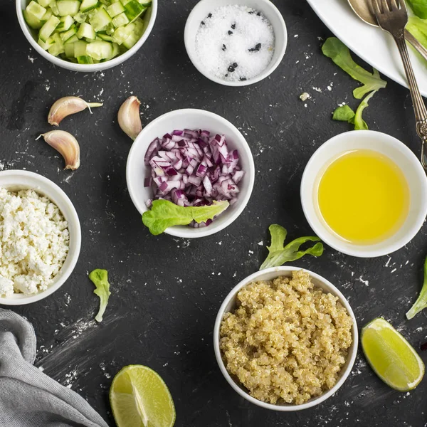 Los ingredientes para la ensalada - la quinua y hortalizas sobre el fondo oscuro. Deliciosa comida vegetariana. Verde de color — Foto de Stock