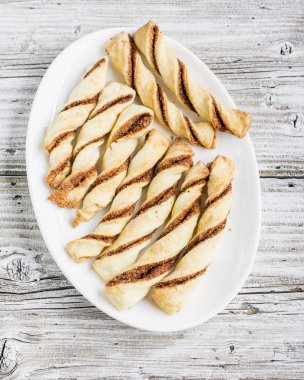 Cozy lezzetli çay, atıştırmalıklar, piknik, tarçınlı gevrek sopalarla bir hediye tatil olarak pişmiş. Üstten Görünüm. konfor gıda kavramı