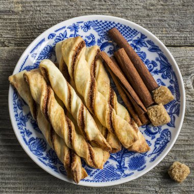 Cozy lezzetli çay, atıştırmalıklar, piknik, tarçınlı gevrek sopalarla bir hediye tatil olarak pişmiş. Üstten Görünüm. konfor gıda kavramı