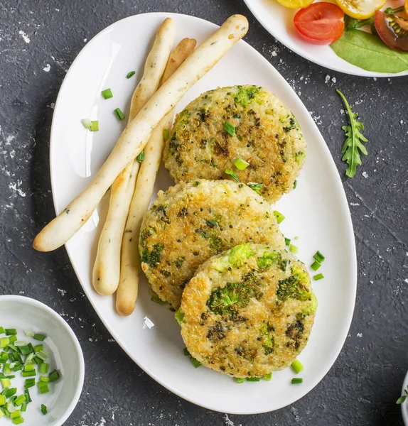 Las albóndigas vegetarianas de quinua y brócoli con lechuga fresca dejan coloridos tomates para el almuerzo o merienda saludable. Vista superior —  Fotos de Stock