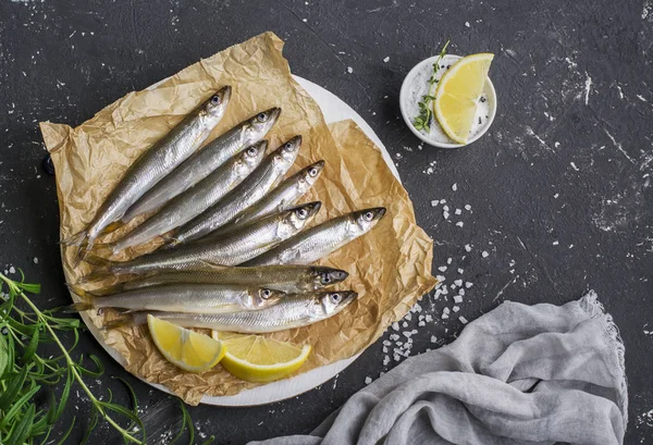 El pescado más fresco de la pesca de hielo del mar del norte olía con el aroma de pepino fresco sobre un fondo claro de mármol limón y hierbas. Vista superior —  Fotos de Stock