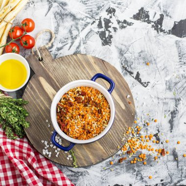 Mercimek, bulgur, domates, biber, otlar gri mermer zemin ile ev yapımı çorba için malzemeler. Üstten Görünüm. Mevsimlik gıda kavramı.