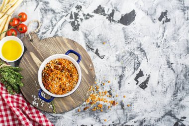 Mercimek, bulgur, domates, biber, otlar gri mermer zemin ile ev yapımı çorba için malzemeler. Üstten Görünüm. Mevsimlik gıda kavramı.