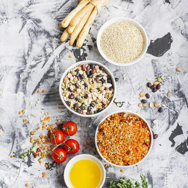 レンズ豆、ブルガー、小麦の穀物、ドライトマトと大理石の背景にオリーブ オイルと玉ねぎ。夕食のための原料。平面図です。生スープ — ストック写真