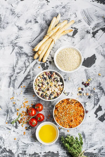 レンズ豆、ブルガー、小麦の穀物、ドライトマトと大理石の背景にオリーブ オイルと玉ねぎ。夕食のための原料。平面図です。生スープ — ストック写真