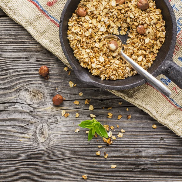 Sült a egy sütés granola a reggelit a kényelmes otthon. Felülnézet. Egészséges élelmiszer koncepció. — Stock Fotó
