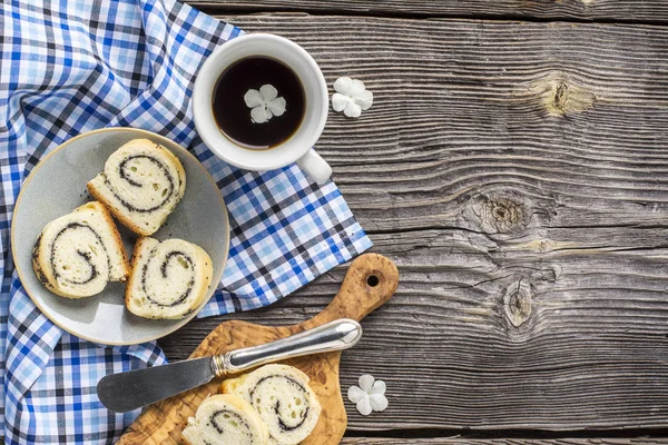 Puff scroll pastry, Sliced poppy seed roll, Sweet bun on a wooden plate — Stock Photo, Image