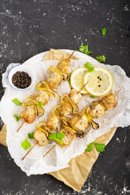 Limonlu tavuk kebap tatlım sır ve maydanoz ve biber ile. Üstten Görünüm